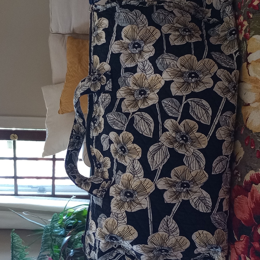 La Reina Large Duffle Carry on Bag with matching little coin Very Good Condition